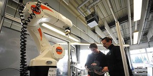 Die Firma Loll Feinmechanik setzt in der Ausbildung auf modernste Technik, wie dieser Roboter.