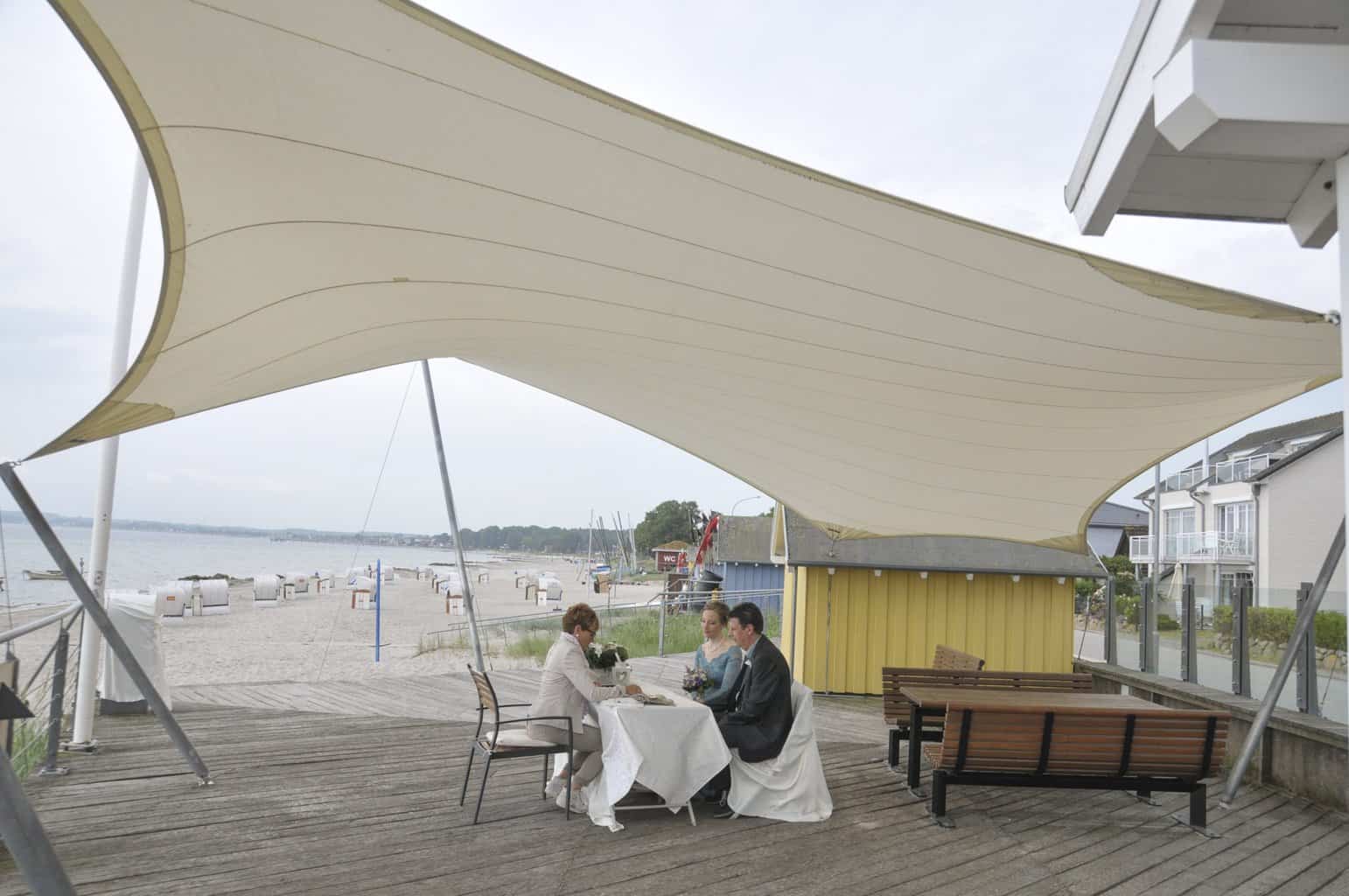 Standesamtliche Strandhochzeit Fischerplatz Sierksdorf Hochzeitsfoto